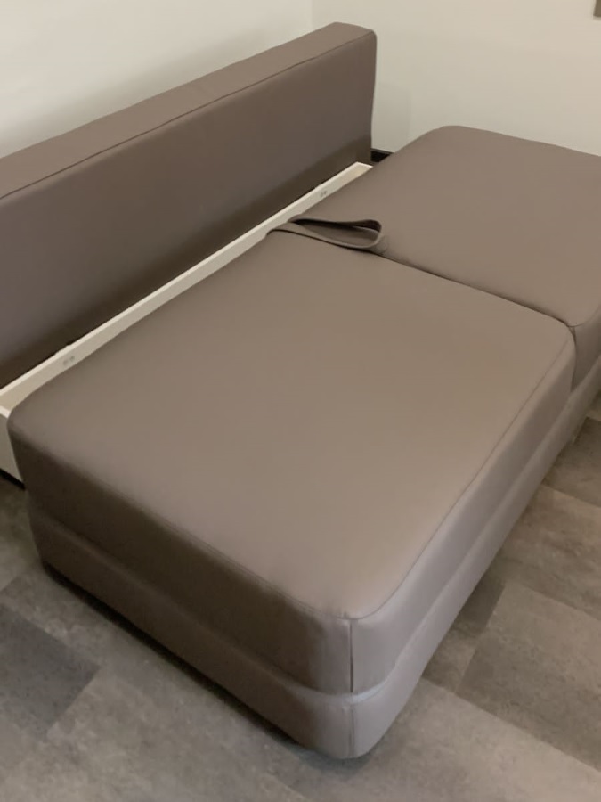 Фото кожаного дивана-кровати Таис с ящиком для белья