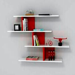 Ступенчатое расположения полок белого цвета