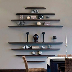 Полки чёрного цвета выложенных в форме пирамиды