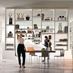 Полки в виде открытого стеллажа-перегородки