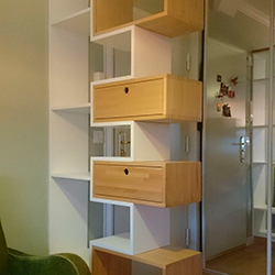 Полки с ящиками в перегородке разделяющей пространство комнаты