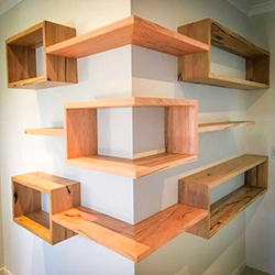 Угловые полки на выступе стены