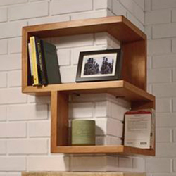 Небольшая угловая полка под цвет натурального дерева