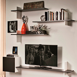 Полки чёрного цвета равномерно распределённых по стене