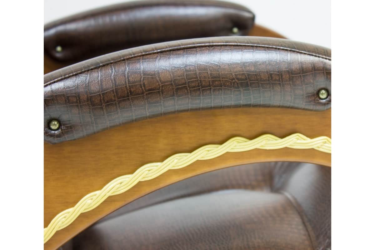 Декор подлокотника кресла Quarantuno и мягкая кожаная накладка