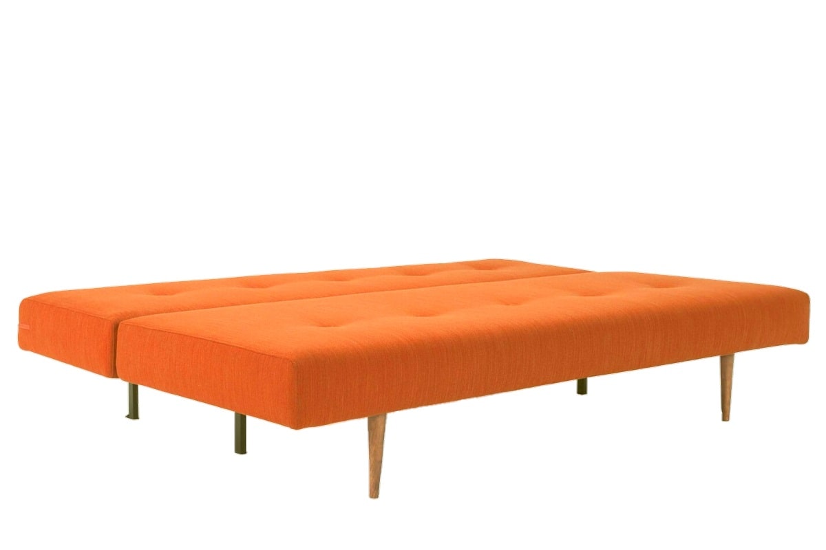 Оранжевый диван зеленые обои