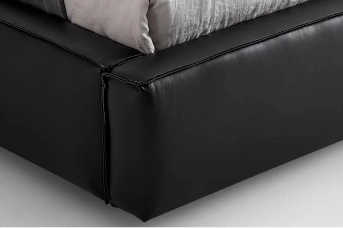 Изножье и боковина в стыке  кожаной кровати Квинс