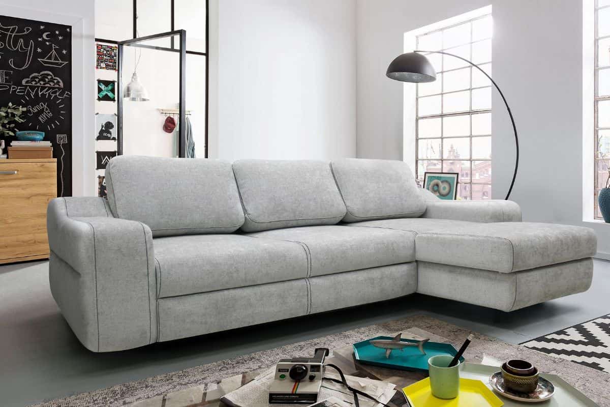 Дизайнерский угловой диван премиум класса Марко с широкими подлокотниками — фото в интерьере гостиной