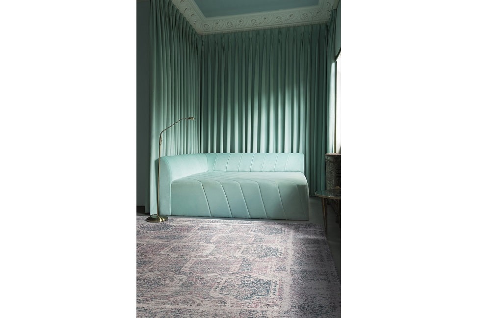 Ковер Nepal в интерьере с диваном