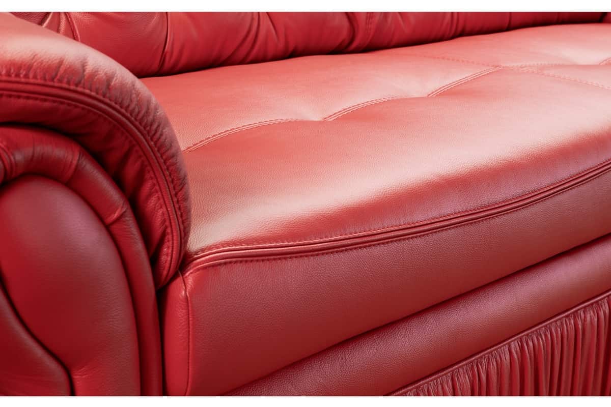 Качество швов на сидении и подлокотнике кожаного дивана Ришелье 2