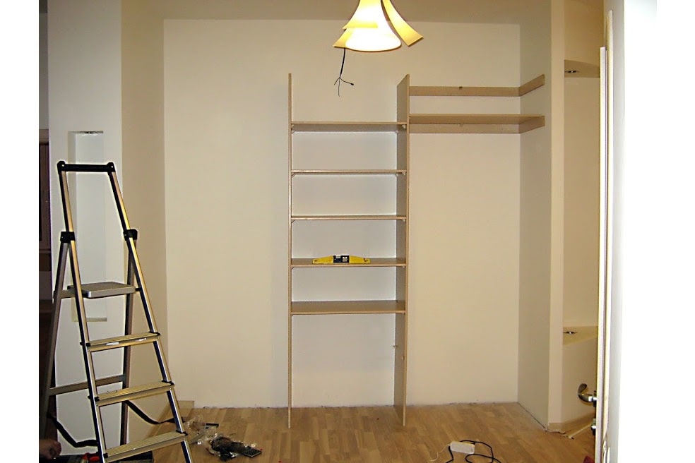 Начало установки шкафа в нишу