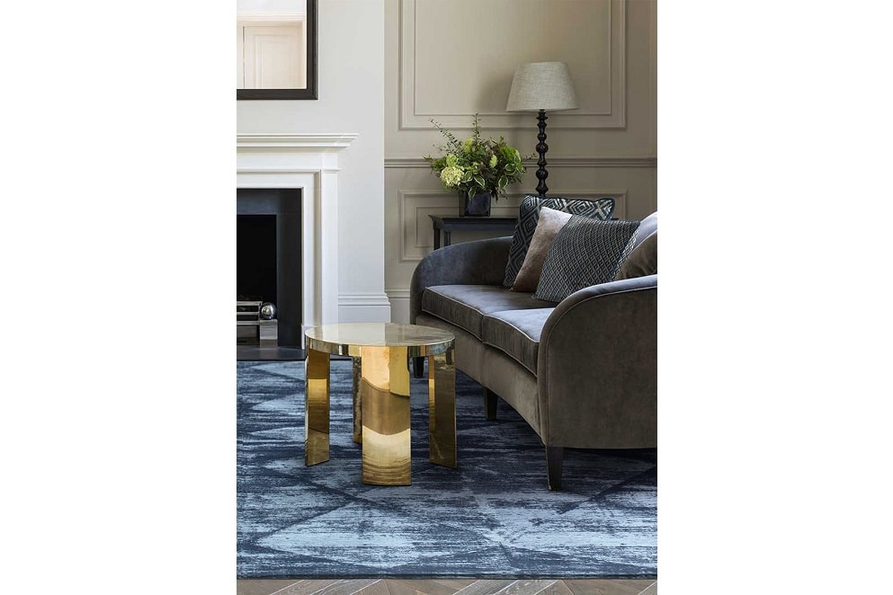 Ковер Mirage Indigo в комнате с диваном