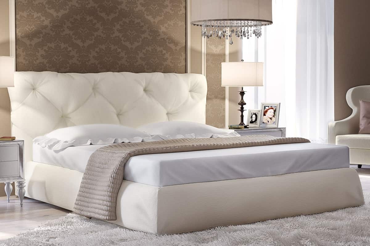 Фото двухместной классической кровати Тесей в интерьере спальной комнаты в стиле Ампир