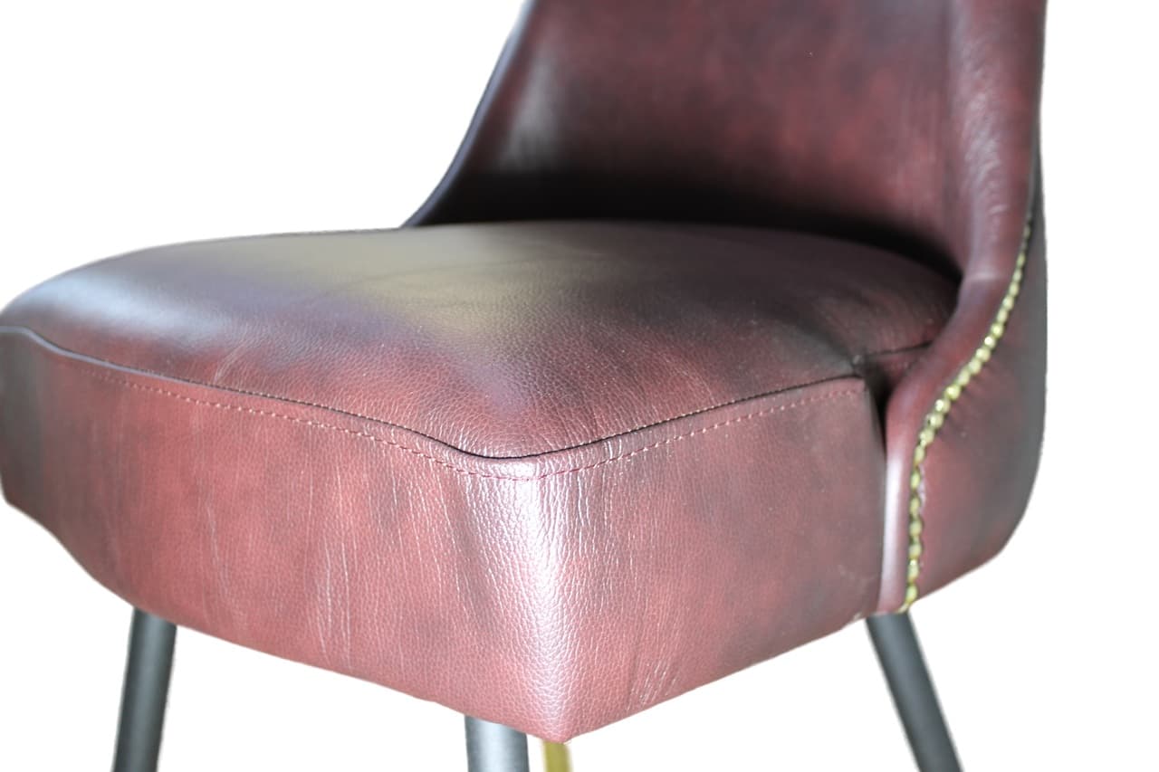 Гвоздевой декор и мягкое кожаное сидение кресла-стула Версаль