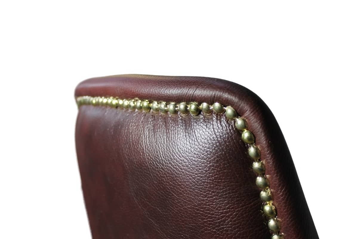 Золотой гвоздевой молдинг на кожаной спинке кресла-стула Версаль