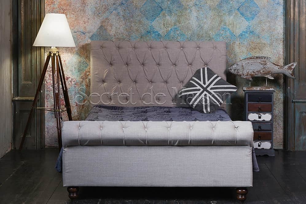 Лампа напольная на треноге model 18604 в интерьере с кроватью