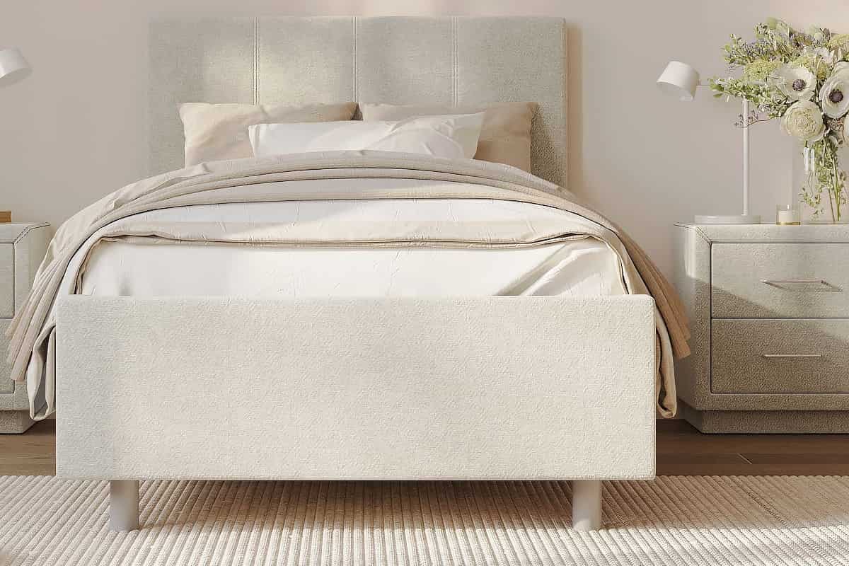 Фото кровати Prato для подростков с мягким изголовьем и прикроватной тумбочкой в интерьере