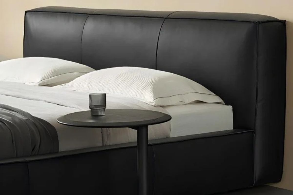 Мягкое изголовье из чёрной натуральной кожи двуспальной кровати Квинс