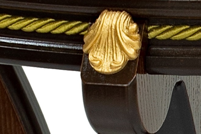 Вензель и окантовка на круглой столешнице столика Глория