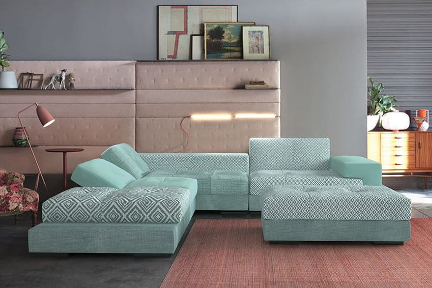 Ковер Bamboo Cuprum в комнате с П-образным диваном