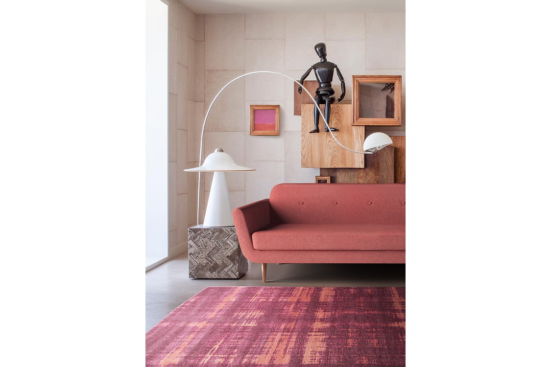 Ковер Megapolis Grapefruit в комнате с диваном