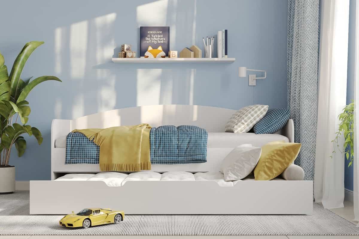 Детская кровать Мартин с выдвижной второй кроватью в интерьере детской