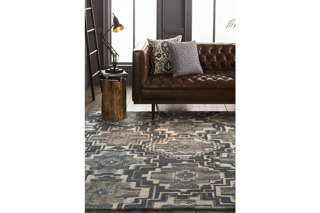 Комната с ковром Totem Anthracite и диваном