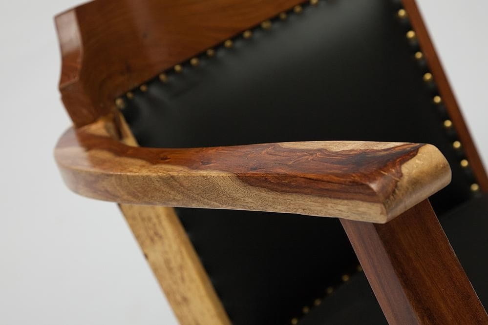 Фото деревянного подлокотника кресла для отдыха Бомбей