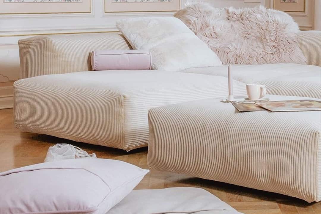 Подушки Фиджи на диване в интерьере гостиной комнаты