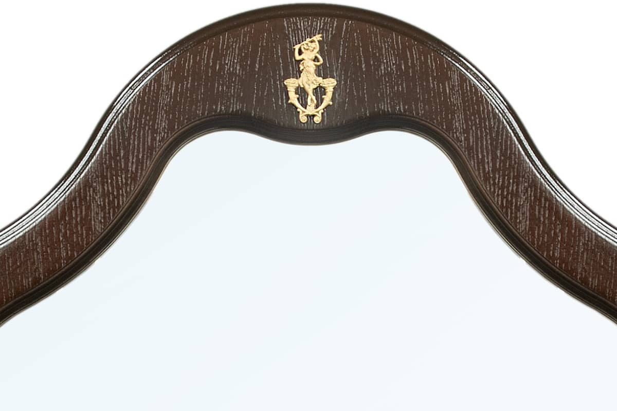 Герб золотого цвета на фасаде зеркала Джульетта