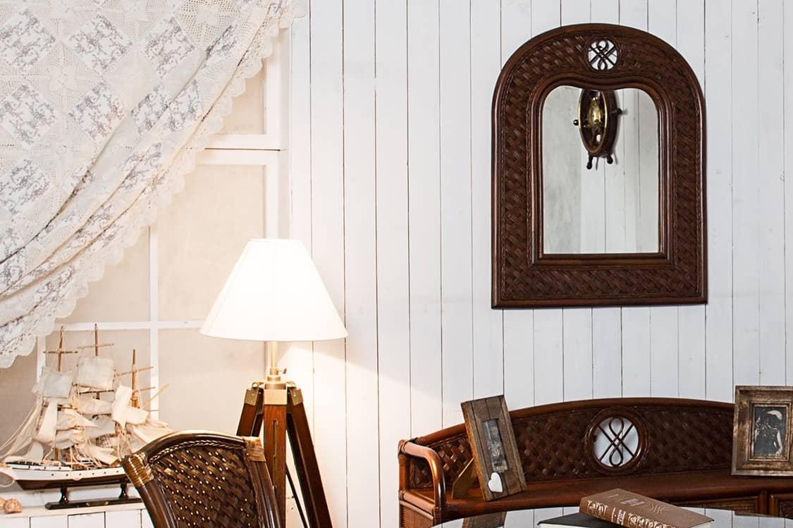 Лампа на треноге в интерьере гостиной комнаты в стиле Прованс