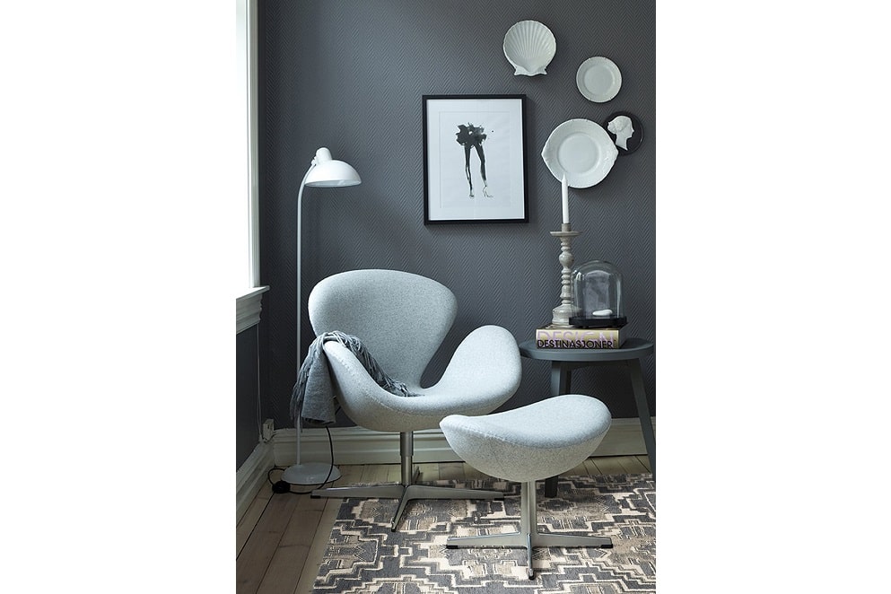Ковер Totem Anthracite в интерьере с креслом