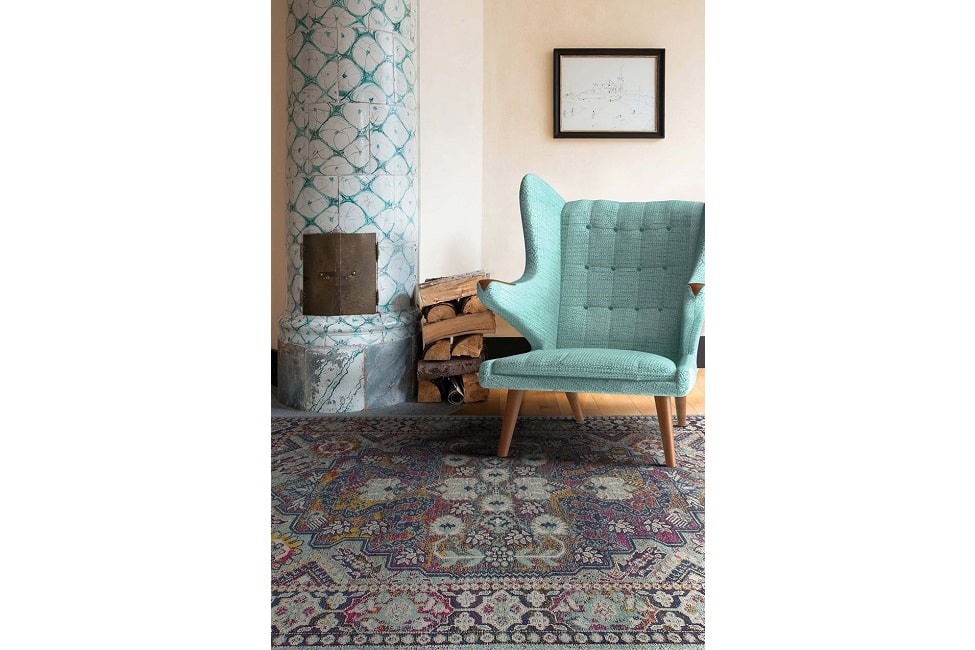 Ковер Allegoria в интерьере комнаты с креслом