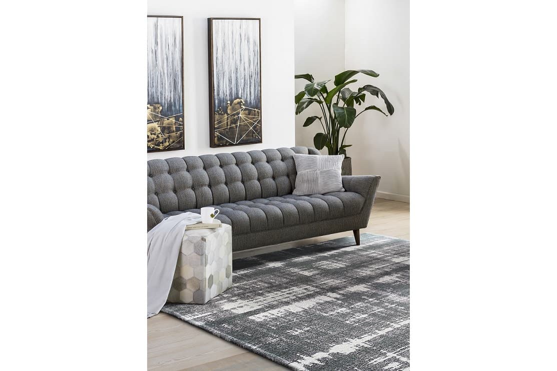 Ковер Megapolis Granit в комнате с диваном