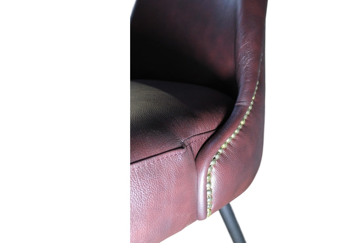 Кресло-Стул Версаль из натуральной кожи Madras с декором из гвоздей золотого цвета