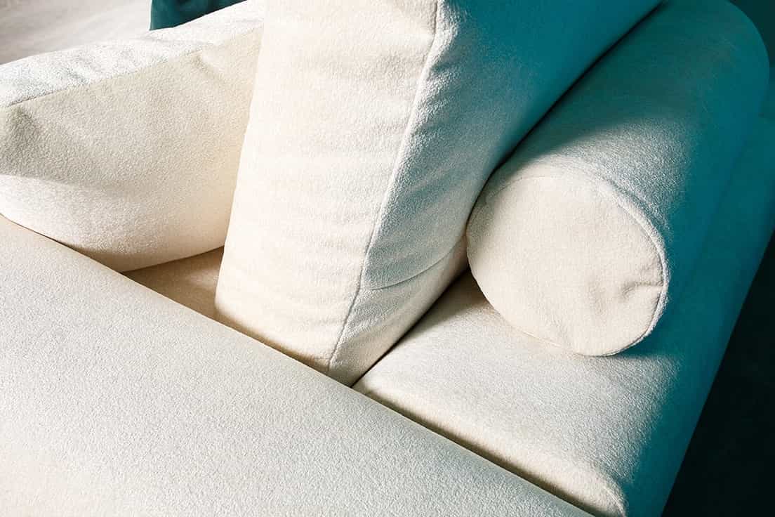 Цилиндрическая подушка-валик под спинкой дивана