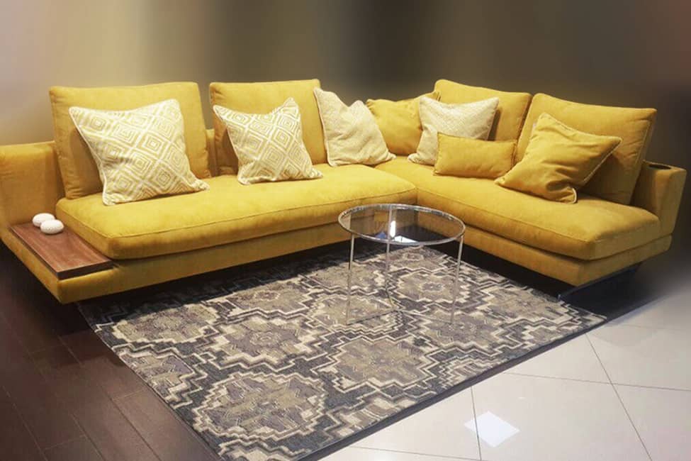 Ковер Totem Anthracite с желтым диваном
