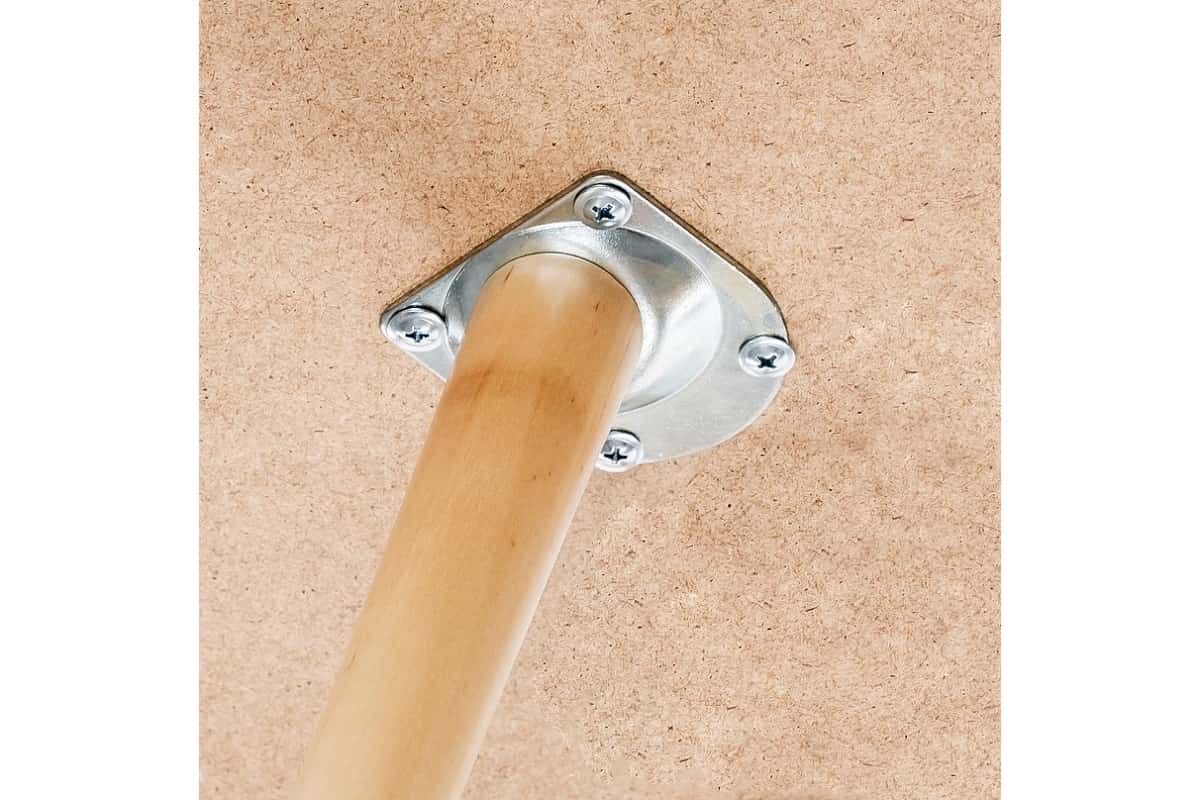 Крепление деревянных ножек из массива березы к столешнице журнального стола Bex