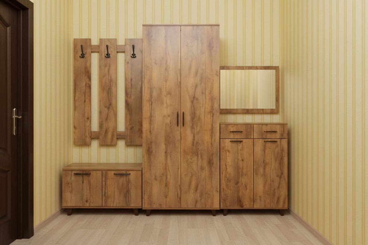 Фото большой прихожей Лофт со шкафом и вешалками над обувницей в коридоре