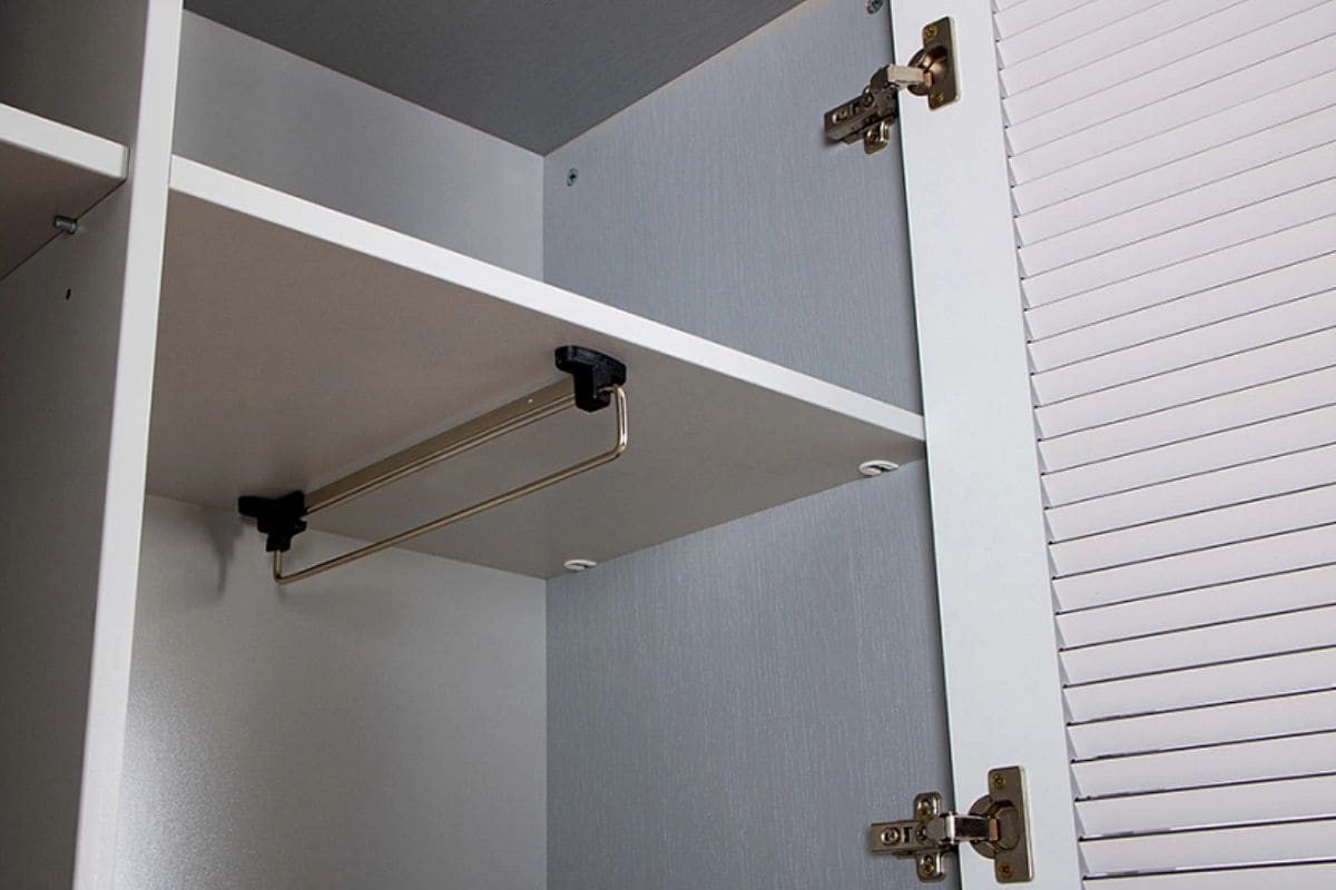 Полки для хранения и вешалка для одежды в шкафу для прихожей из набора мебели Джорджия — RestMebel.ru