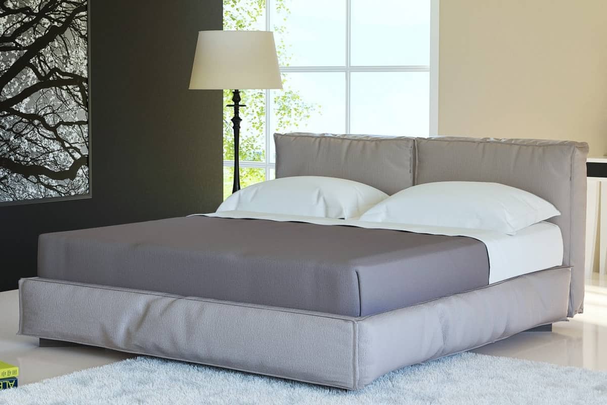 Светло-серая кровать Латона в интерьере спальной комнаты