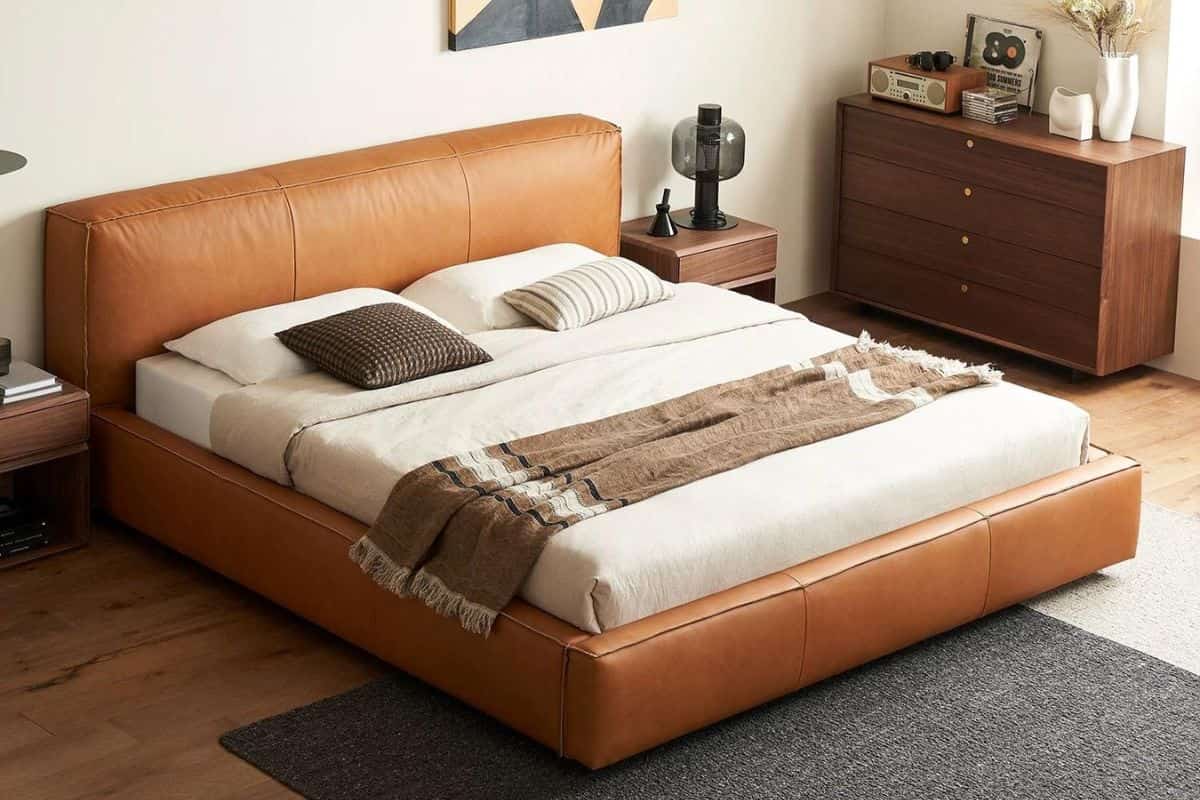 Кровать Квинс двуспальная из коричневой натуральной кожи производства Италии в интерьере спальни