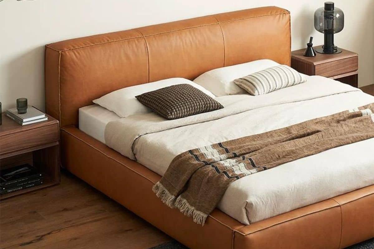 Коричневая кожаная двуспальная кровать Квинс в интерьерном стиле Лофт