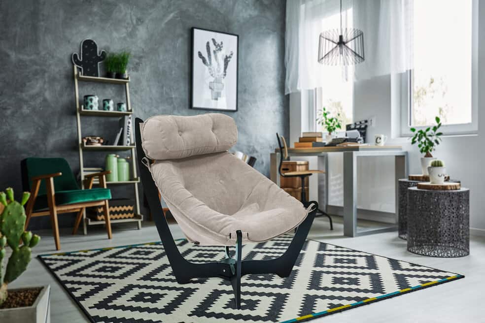 Белое кресло для отдыха Комфорт 11 с декором венге в интерьере