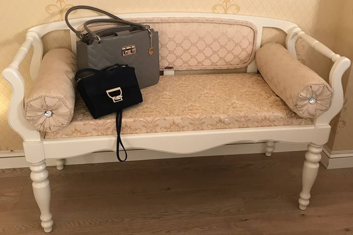 Живое фото белой банкетки Шарм 1 с мягкой спинкой в интерьере