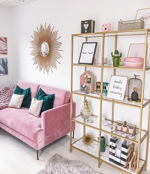 Розовый диван в светлой комнате