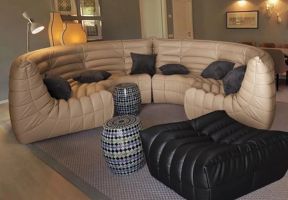 Бескаркасный эркерный диван круглой формы ДеФранс в интерьере гостиной комнаты