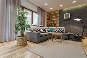 Дизайн комнаты с диваном в сером цвете
