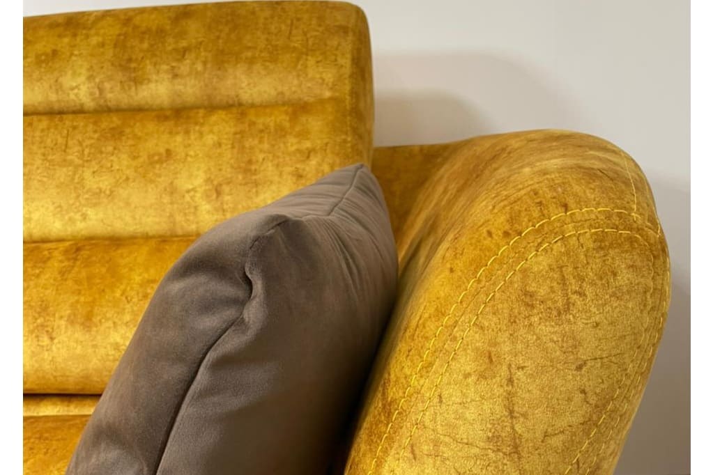 Фото ткани Фреска на подлокотнике и подушке дивана Ткань Фреска на подлокотнике и подушке дивана