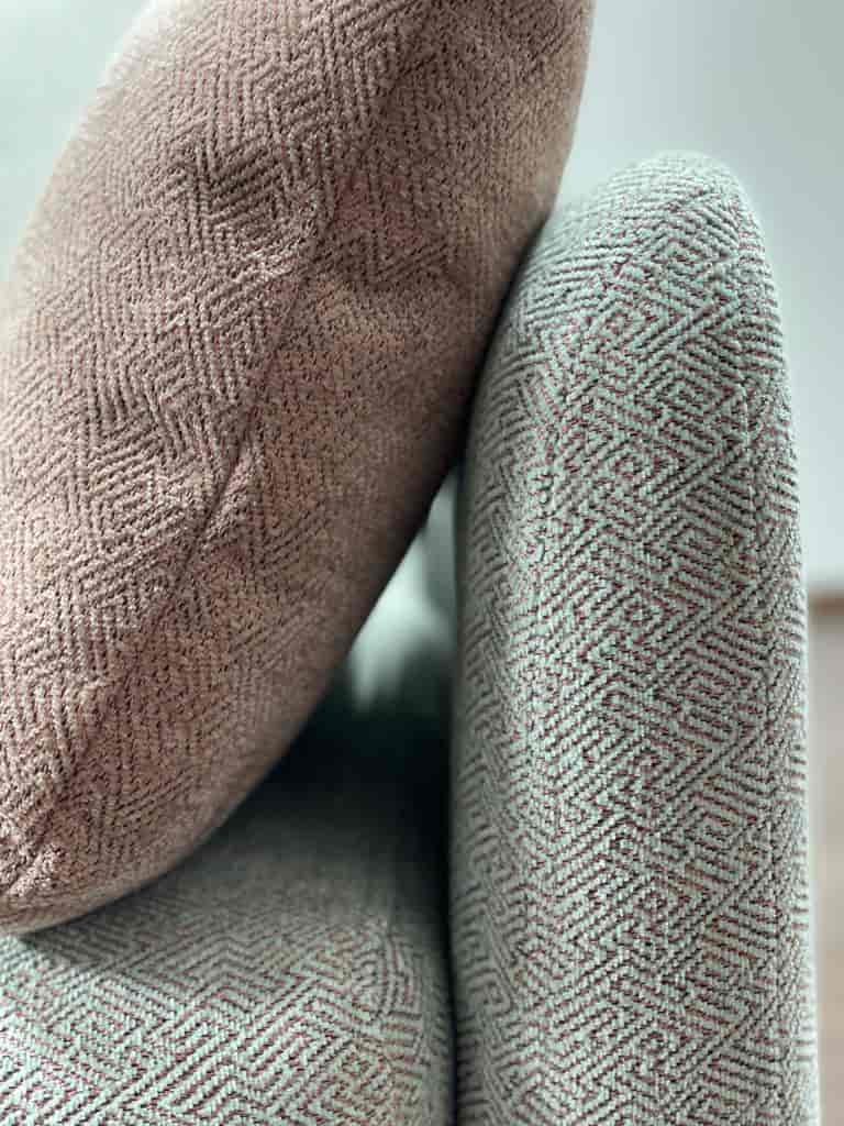 Ткань Estetica mineral shell и Estetica praline на спинке дивана и подушке